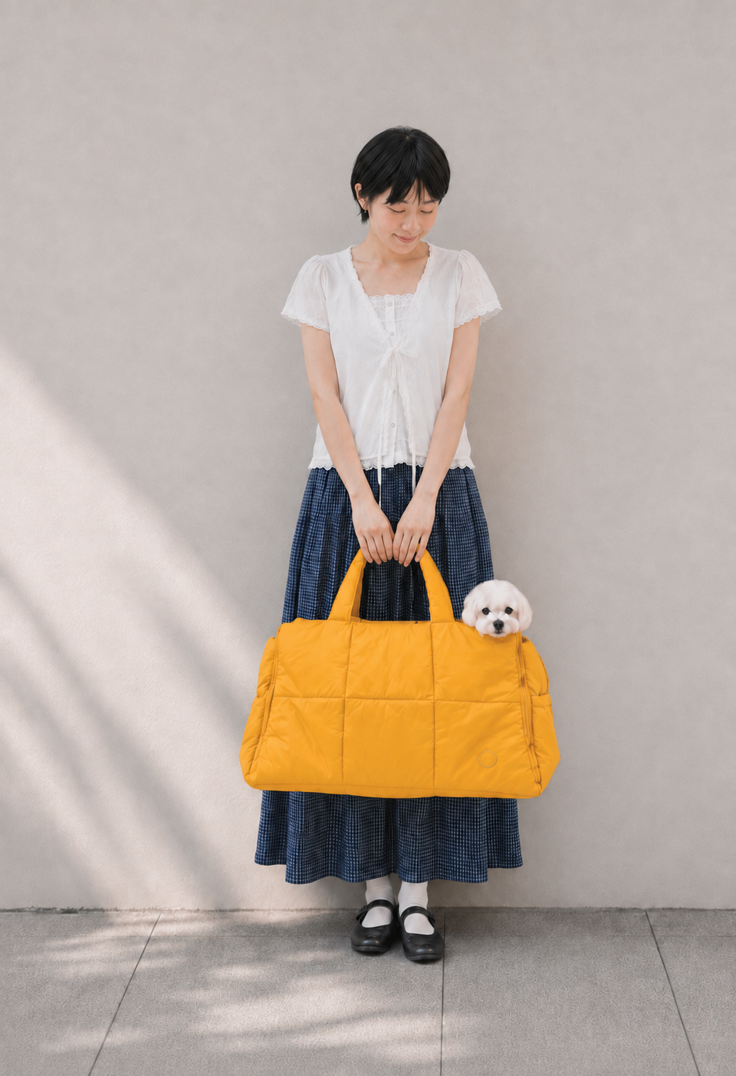黄色いFUWAI よりそいネストを持つ飼い主と白い犬